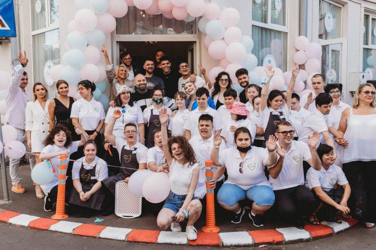 Incluziune prin empatie și creativitate: Interviu cu Larisa Bucur, Project Manager la SanThé Fitoceainărie și Co-Fondator al Asociației Down Plus București
