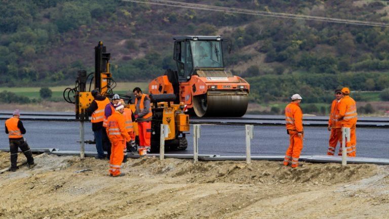 Deținuții, forță de muncă pe șantierele de autostrăzi: șansă la reintegrare și reducerea pedepsei