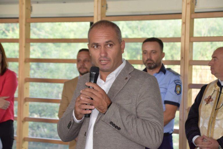 Primarul din Crevedia reținut pentru exploatarea unei persoane cu handicap: un nou scandal cutremură administrația locală