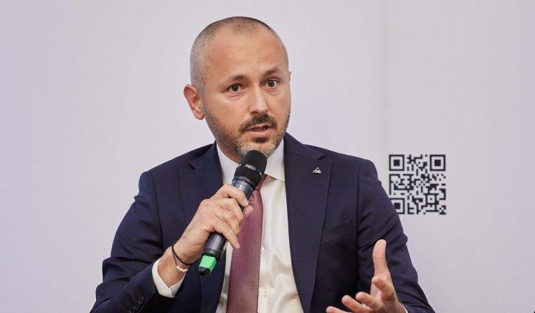 Dezmăț pe bani publici la Transelectrica în plin an de austeritate: indemnizații generoase și privilegii pentru șefi fără experiență în energie