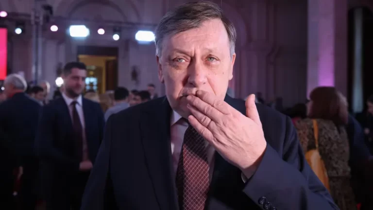 Ponta, avalanșă de ironii despre Antonescu: „E bun ca telefonul Nokia «banană» acum 20 de ani”