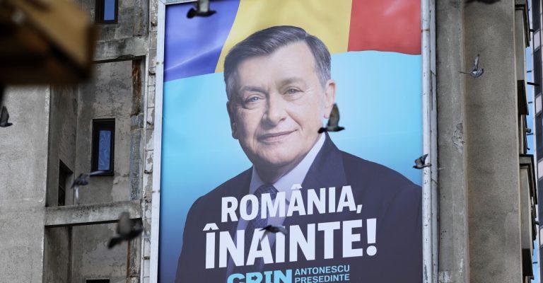 Panourile cu imaginea lui Crin Antonescu au început să fie montate în toate județele: Sloganul „România, înainte!” face parte din campania pentru alegerile prezidențiale