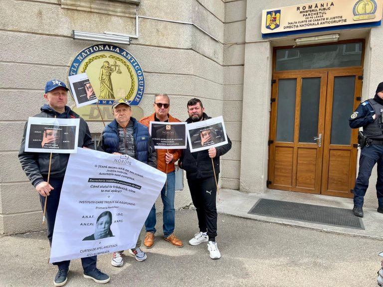 Păgubiții Nordis protestează la DNA: Cer anchetarea premierului Marcel Ciolacu și a altor politicieni și funcționari implicați în scandalul fondurilor fraudate