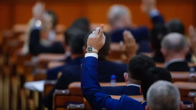 Puhoi de legi inutile în Parlament: Creșterea cheltuielilor statului fără reforme fundamentale