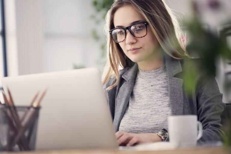 Elevii și studenții până în 26 de ani pot depune cereri pentru ajutorul de 200 de euro pentru calculatoare – Termenul limită: 16 mai 2025
