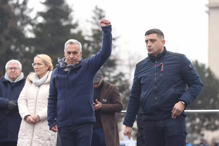 Măsurile susținute de George Simion: Desființarea partidelor / Ieșirea din NATO / Naționalizarea Petrom și a terenurilor agricole / Eliberarea de sub “regimul tiranic care a acaparat UE”