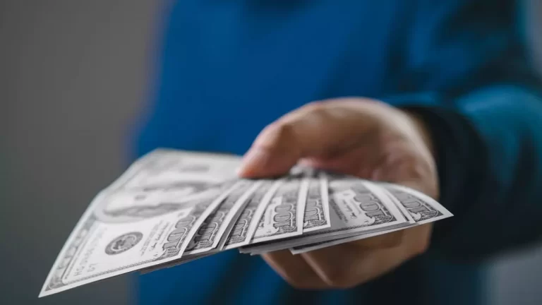 Directorii salarii mult mai mari decât ale Președintelui SUA – Abuzuri și sinecuri în sectorul public din România