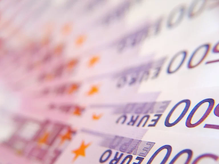 Banca Națională a României (BNR) a fost nevoită să aloce aproape 2 miliarde de euro într-o singură zi pentru a menține stabilitatea leului