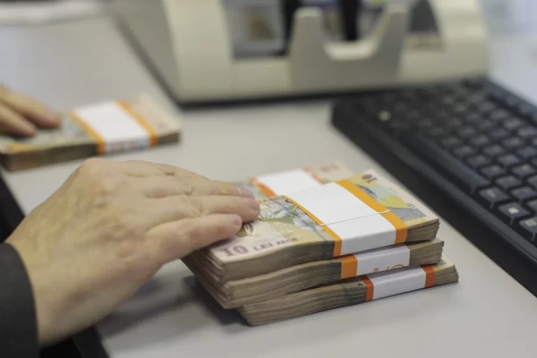 Între gesturi simbolice și realitate administrativă: ce nu se spune despre „reducerile” de indemnizații