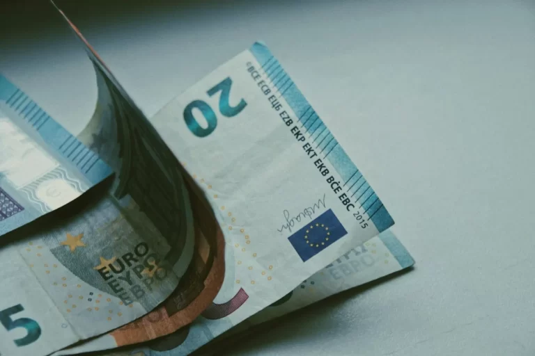 Comisia Europeană avertizează România: deficit excesiv, risc major de tăiere a fondurilor europene și PNRR