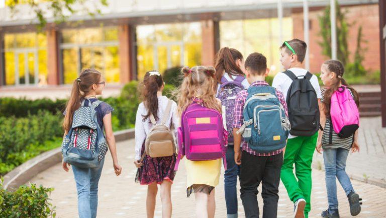 Mesajul ministrului Dragoş Pîslaru pentru părinți: Banii de pe cardurile educaţionale pot fi folosiți doar până la 31 august. Ce trebuie să știe beneficiarii programului