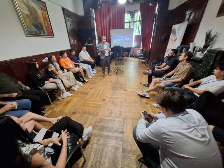 Directorul General Normedia, Mihai Sandu, la Școala Națională pentru Democrație: lecții despre implicare, responsabilitate și lupta împotriva dezinformării