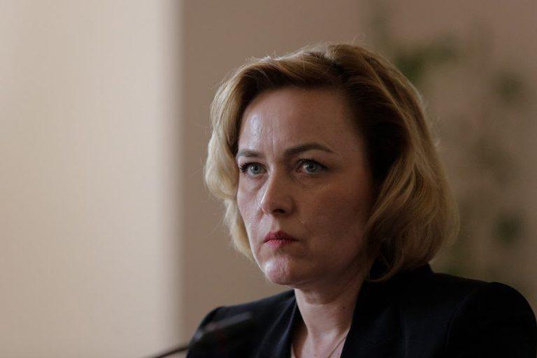 Sora fostului ministru de Interne Carmen Dan, reținută într-un caz de înșelăciune cu prejudiciu de 1,3 milioane de euro. Fosta ministră PSD, audiată la Parchet: „Nu eram apropiate”