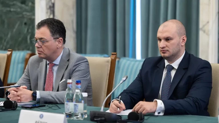 Tânărul numit șef la Romarm, protejat al PSD-ului: Răzvan Pîrcălăbescu și-a „lungit” vechimea în muncă pentru a se califica la concurs. Ministrul Economiei trimite Corpul de Control