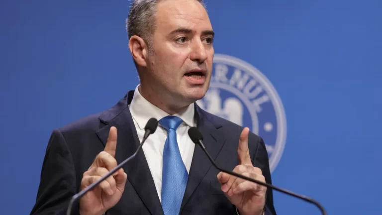 Cum a ajuns ministrul Alexandru Nazare să primească două apartamente nedeclarate, cumpărate cu banii soției unui fost client al DNA. Schema „creditării” printr-o firmă de fațadă și conexiunile cu dosarul Apa Nova
