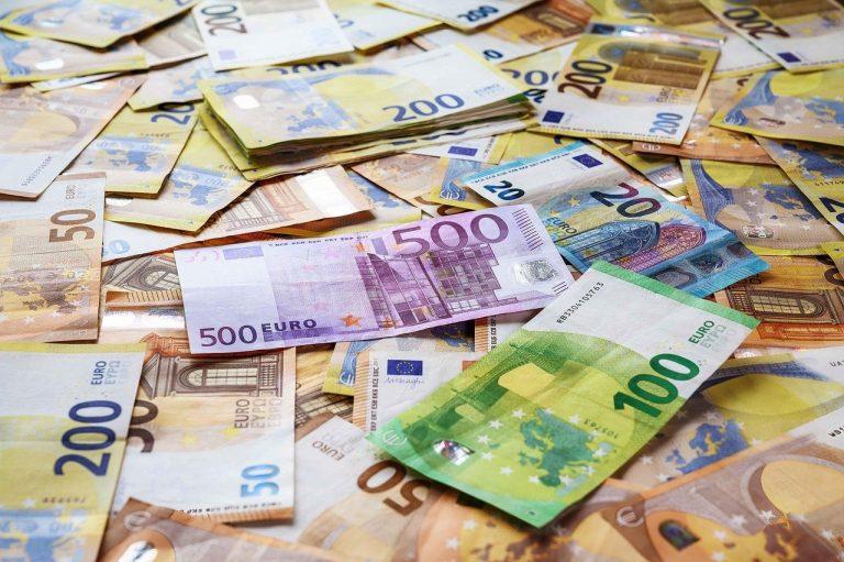 Criza politică din România scumpește creditele: costurile de împrumut cresc accelerat, avertizează Bloomberg