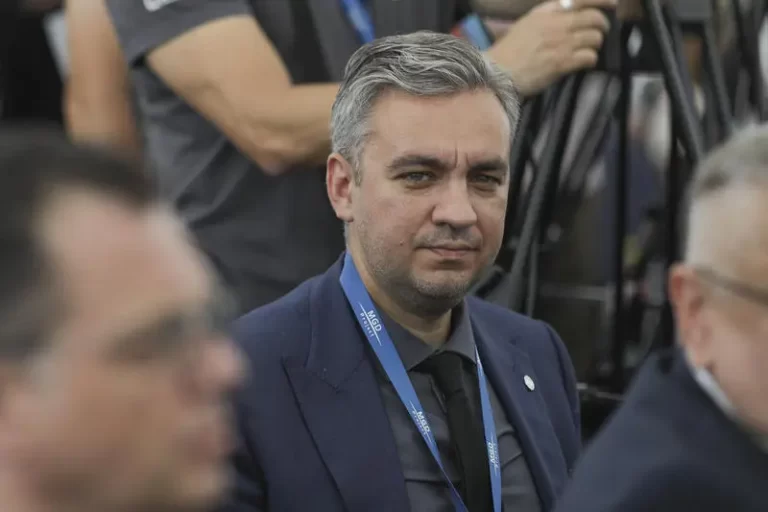 Reforma de fațadă la ANRE: Tăieri temporare de salarii, promisiuni de revenire și posturi goale desființate