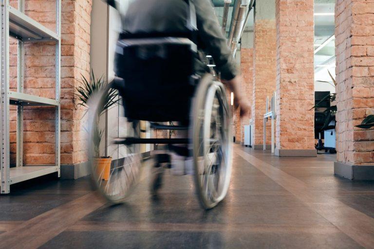Salariaţii care au copii cu dizabilități vor beneficia de 8 zile pe lună de telemuncă sau muncă la domiciliu. Legea a fost promulgată de președintele Nicușor Dan