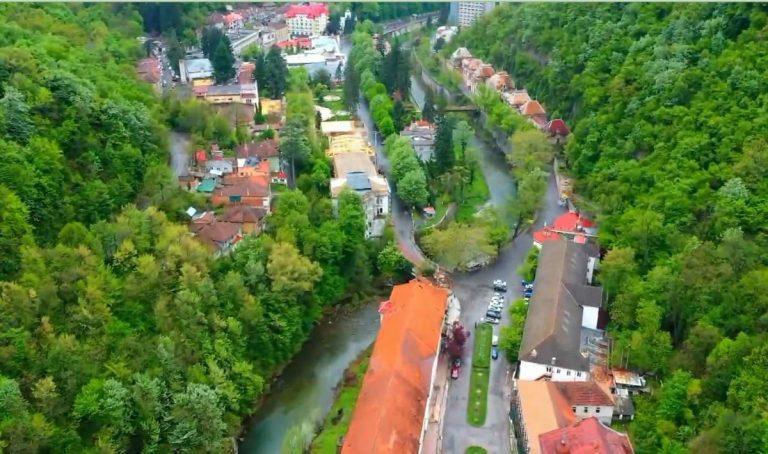 Condamnări grele în dosarul DIICOT privind devalizarea stațiunii Băile Herculane: 19 hoteluri și băi confiscate, milioane de euro recuperate