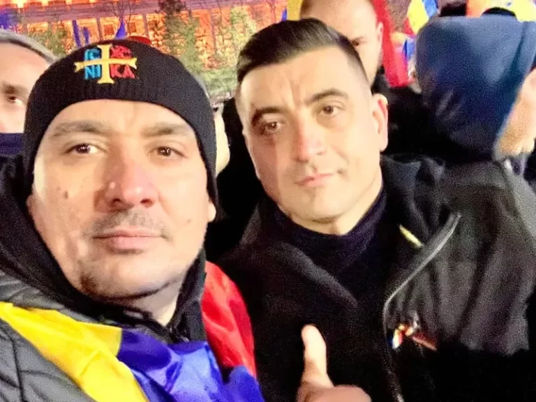 Cărăușul de bani al lui George Simion: AUR, afaceri cu materiale promoționale „la sacoșă”