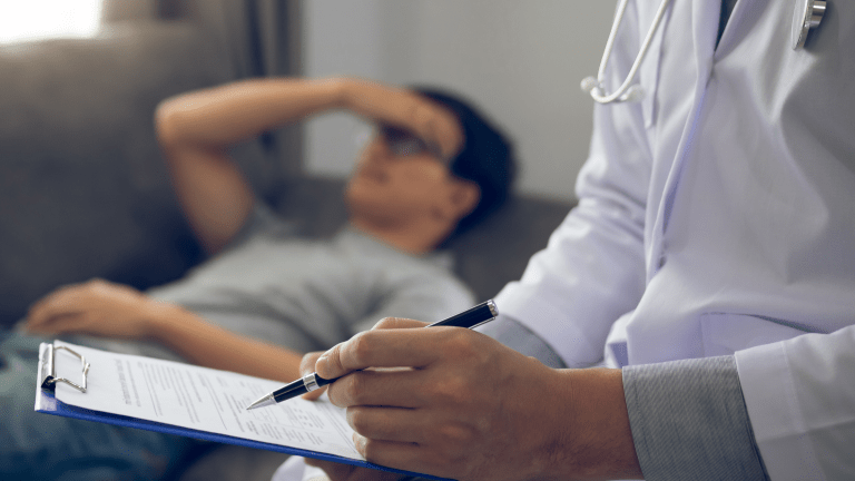 Românii nu vor mai avea plătită prima zi de concediu medical. Guvernul schimbă regulile pentru a combate „concediile fictive”
