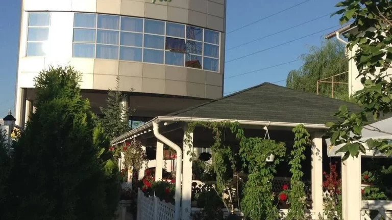 Firma de stat ESZ Prahova, acuzata ca a provocat criza apei, a cumparat in 2022 hotelul „Regina Noptii” cu 10 milioane de lei pentru sediu. Compania, o colectie de sinecuri PSD-PNL