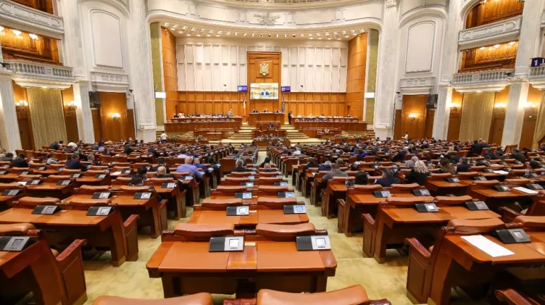 Zeci de parlamentari nu au vorbit deloc în plen în 2025, dar primesc salarii de 11.000 de lei pe lună