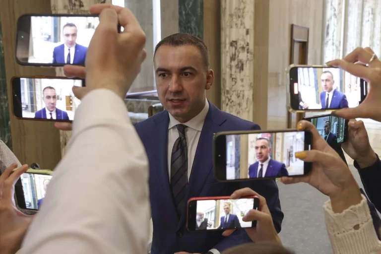 Ministrul Energiei, Bogdan Ivan, cere control asupra comunicării companiilor din subordine. Specialiștii vorbesc despre o posibilă încălcare a guvernanței corporative și a legii accesului la informații