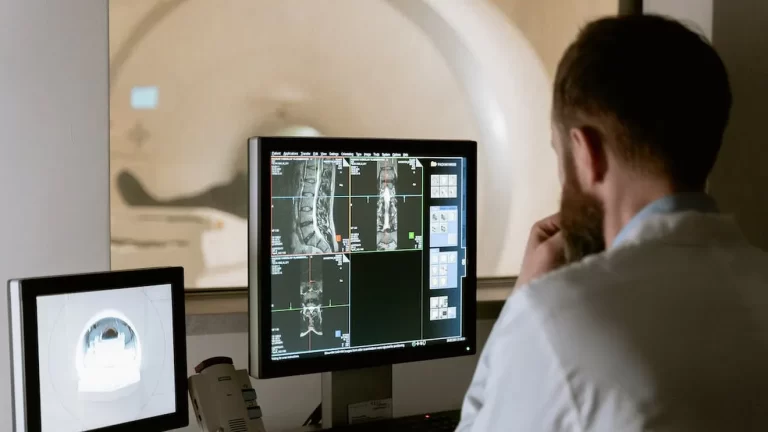 Cum funcționează „mafia parafelor” din radiologie. Mărturia unui insider despre mecanismul prin care sunt sifonați banii din sănătate