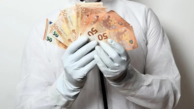 Șeful șpăgar de la IML Iași, condamnat definitiv: mită de mii de euro pentru „rezolvarea” alcoolemiilor. A cerut clemență invocând dependența de „păcănele”