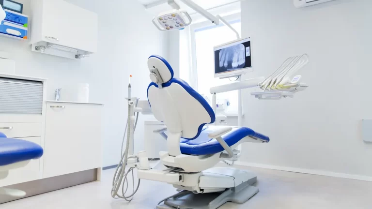„Mafia parafelor” de radiologie lovește și în stomatologie. Cum sunt obligate clinicile dentare să angajeze medici radiologi pentru decontări, deși stomatologii au competență legală