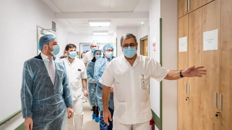 Zeci de radiologi din spitalele publice și-ar fi „vândut parafele” clinicilor private. Investigație despre o practică tolerată de sistem, cu riscuri majore pentru pacienți