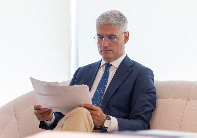 Dragoș Pîslaru, ministrul Investițiilor și Proiectelor Europene, îl apără pe Ilie Bolojan și atacă „politicienii de sistem”: „România nu se prăbușește, se reformează”