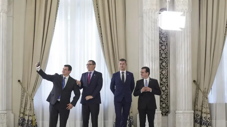 Doi foști premieri, din PNL și PSD, cer Guvernului Bolojan privatizarea companiilor de stat: „Singura restructurare reală este listarea la bursă”