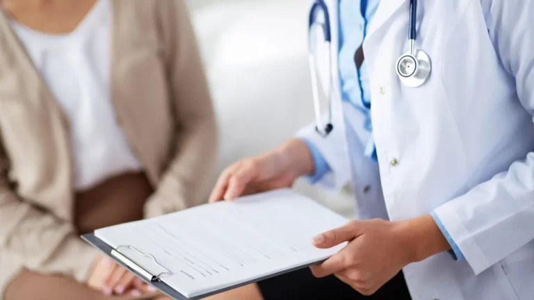 Ministrul Sănătății cere concedierea medicilor care lucrează la privat în timpul programului de la stat. Alexandru Rogobete anunță modificări legislative dure