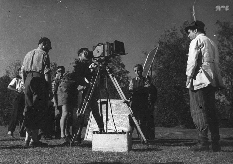 „Răsună valea” (1949) – istoria filmului românesc în fotografii de platou readuse la viață prin digitizarea patrimoniului cinematografic românesc