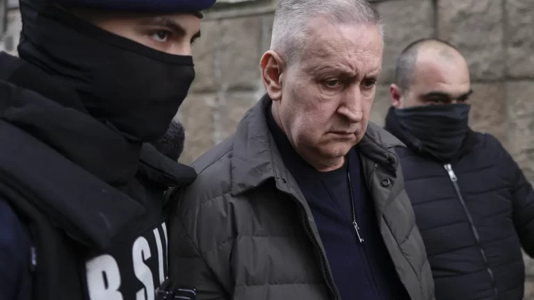 Cristian Anton, șeful Autorității Rutiere și fost șef de cabinet al lui Sorin Grindeanu, a fost reținut de DNA. Procurorii au găsit peste 500.000 de euro în casa acestuia, parte din ei în cutii de pantofi