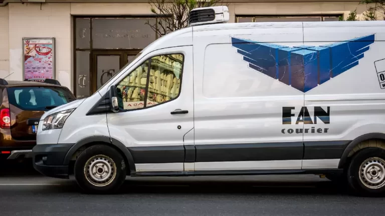 FAN Courier închide toate agențiile din România și accelerează tranziția către livrări digitale și lockere. Ce se schimbă pentru clienți și piața de curierat