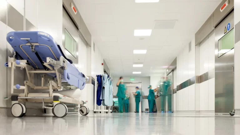 Interzis medicilor să mai plece din spitalele de stat în timpul programului de lucru | Alexandru Rogobete a publicat ordinul de ministru în transparență