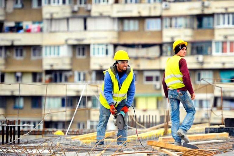Platformă unică pentru muncitorii străini în România. Guvernul pregătește digitalizarea completă a accesului pe piața muncii
