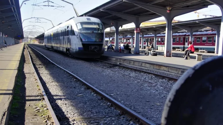 Trenuri noi abandonate în curtea Ministerului Transporturilor: Radu Miruță denunță blocajul din sistemul feroviar