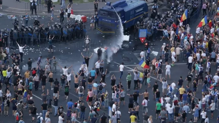 Achitări în Dosarul 10 August: foștii șefi ai Jandarmeriei scapă de răspundere în primă instanță. Decizia Tribunalului Militar reaprinde dezbaterea despre protestul care a marcat România