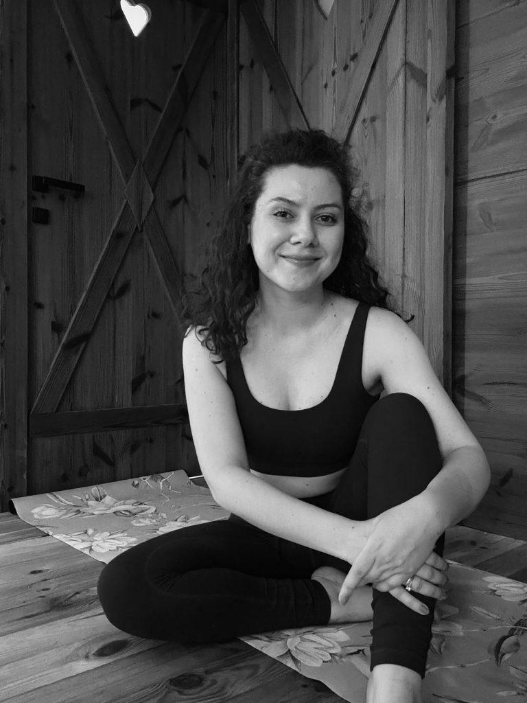 Yoga cu Simona Siean – sesiuni de Hatha Yoga și Meditație pentru echilibru, relaxare și reconectare