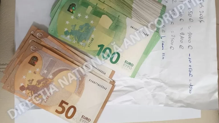Trei directori din industria de armament de stat, acuzați de luare de mită. DNA a găsit 500.000 de euro la directorul UM Plopeni
