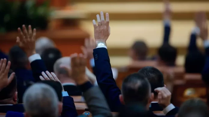 politicieni-in-parlament-voteaza