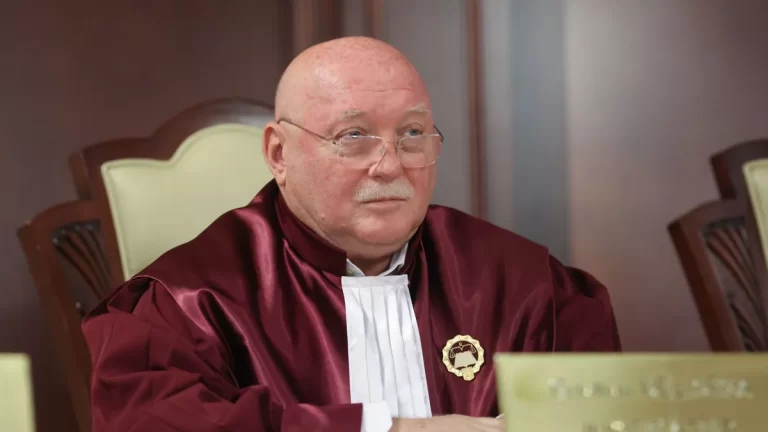 Judecătorul CCR Cristian Deliorga, zbor cu avion privat de lux alături de familie. Controverse privind transparența și veniturile unui magistrat constituțional