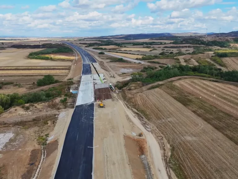 CNAIR și problema autostrăzilor întârziate: salarii de mii de euro pentru conducere, în timp ce proiectele de infrastructură acumulează întârzieri